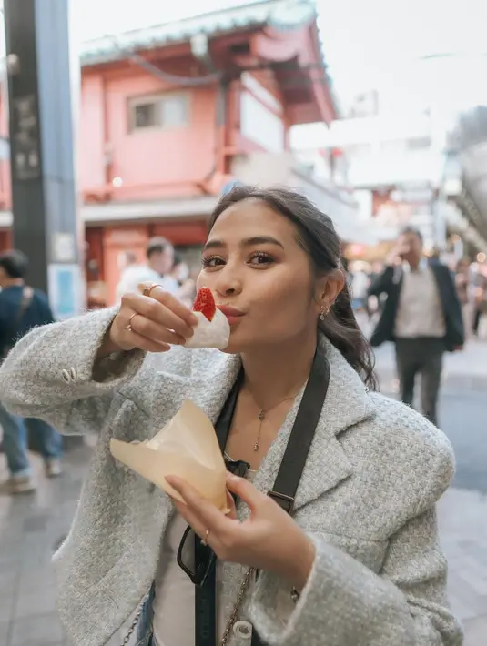 Ia padukan tank top putih dengan tweed jacket biru muda, dan wide-leg jeans. Penampilan Prilly semakin manis dengan gaya rambut high ponytail dan sunglasses. [Foto: Instagram/prillylatuconsina96]