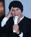 Mengambil keputusan untuk bersolo karier ternyata Anji berhasil membuktikan kesuksesannya. Setelah lagu bertajuk Dia yang telah menerima berbagai penghargaan, kini Anji kembali melahirkan single terbarunya. (Adrian Putra/Bintang.com)