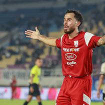 Bek keturunan Indonesia-Belanda, Jordy Tutuarima, saat mengukir debut bersama Persis Solo pada pertandingan melawan PSM Makassar di Stadion Manahan, Solo, Senin (13/1/2025) malam WIB. (Bola.com/Radifa Arsa)&nbsp;&nbsp;&nbsp;