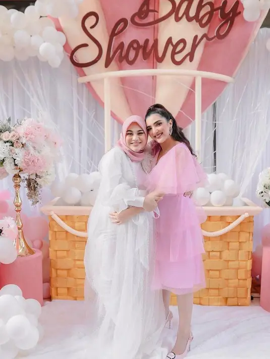 Ashanty sudah pasti datang ke acara baby shower Aurel. Senada dengan tema yang diusung, Ashanty tampil memesona dalam balutan ruffle dress warna pink. Gayanya pun diperlengkap dengan sepatu heels warna senada. (Instagram/ashanty_ash).