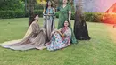 Terakhir adalah Syahnaz Sadiqah yang tampil tak kalah cantik dengan off-the-shoulder long dress. Dress Syahnaz memiliki dua motif floral yang berbeda. Penampilan keempatnya disebut netizen sebagai BLACKPINK cabang Andara, mana favoritmu? Foto: Instagram.