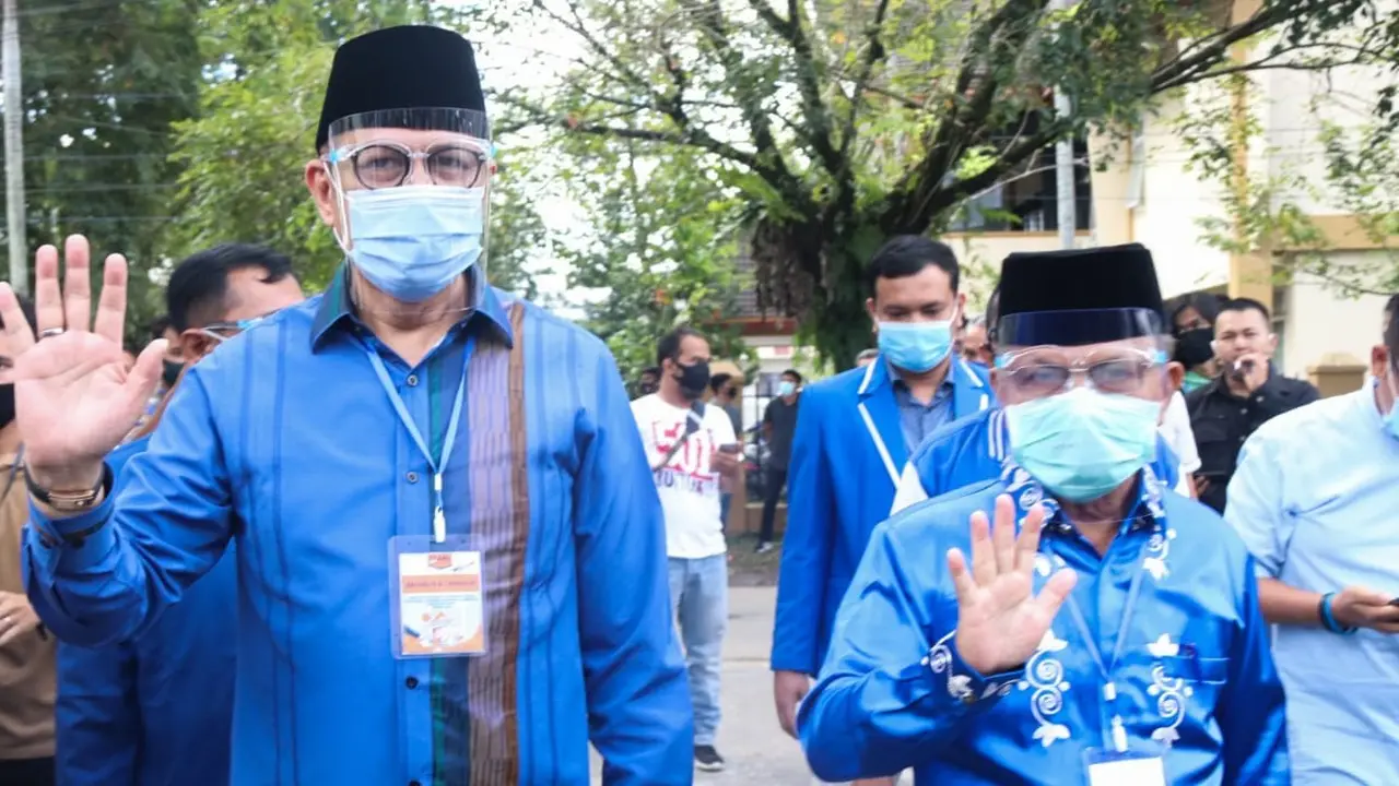 Pasangan Mulyadi-Ali Mukhni mendaftar ke KPU Sumbar. (Foto: Istimewa).