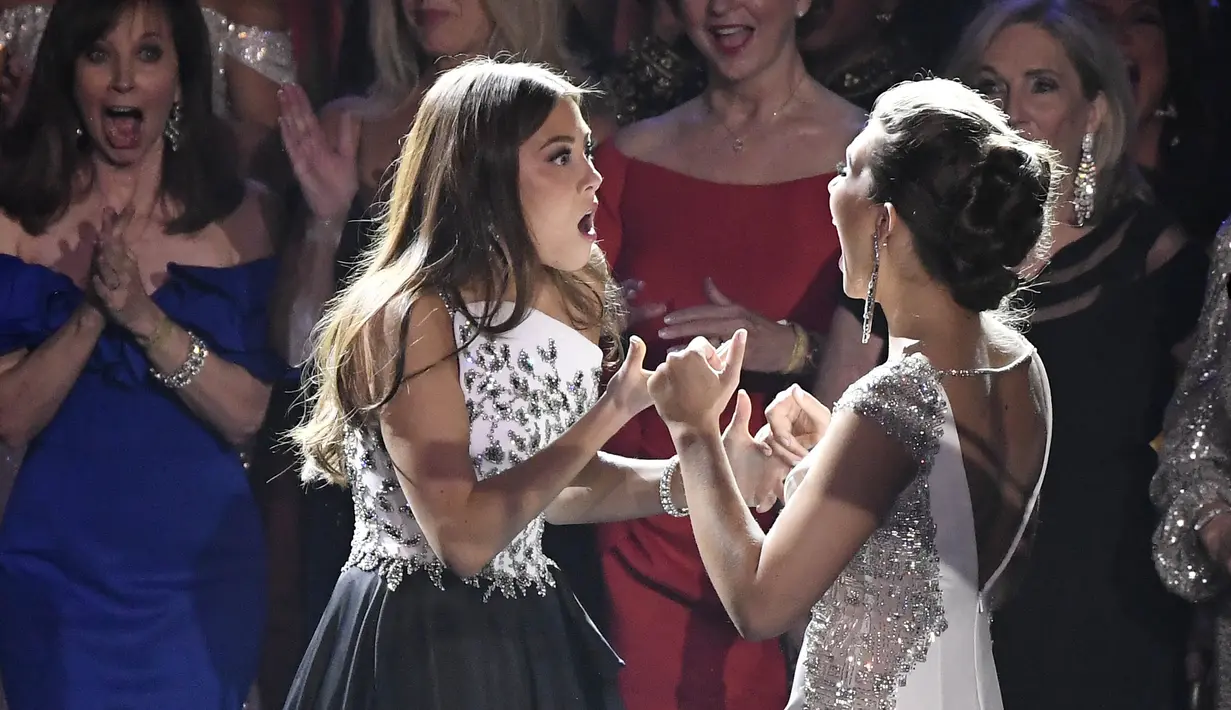 Miss Alaska Emma Broyles (kiri) bereaksi saat diumumkan sebagai pemenang kompetisi Miss America 2022 di Mohegan Sun di Uncasville, Conn, Kamis (16/12/2021). Broyles memukau panel juri dengan jawabannya yang mengesankan selama bagian tantangan kompetisI. (AP Photo/Jessica Hill)