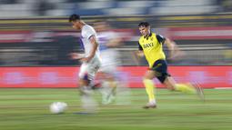Pemain&nbsp;Oxford United dan Port FC berebut bola pada final Piala Presiden 2025&nbsp;di Stadion Si Jalak Harupat, Kabupaten Bandung, pada Minggu (13/7/2025) malam WIB. (Bola.com/Bagaskara Lazuardi)