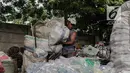 Warga mengumpulkan sampah plastik di permukiman liar di kawasan Bypass, Pramuka, Jakarta Timur, Rabu (21/2). Anggaran pembangunan kantor pemadam kebakaran di lokasi tersebut mencapai Rp 70,7 miliar. (Liputan6.com/Faizal Fanani)