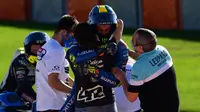 Pembalap Suzuki Ecstar, Joan Mir (tengah) merayakan bersama timnya setelah memenangkan kejuaraan dunia MotoGP setelah Grand Prix Valencia di sirkuit Ricardo Tormo di Valencia  (15/11/2020). (AFP/Lluis Gen)