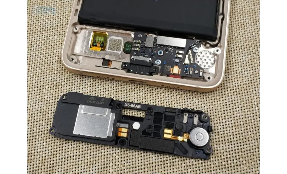 Bagian bawah Xiaomi Mi Note 3 saat dibongkar (Sumber: Gizmochina)