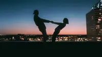 Ilustrasi sepasang kekasih, pacar. (Foto oleh Josh Hild: https://www.pexels.com/id-id/foto/siluet-manusia-yang-melompat-di-lapangan-pada-malam-hari-4606770/)