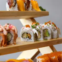Kini kamu bisa nikmati enam varian sushi yang bisa kamu share bersama orang-orang terkasih. (Fotografer: Daniel Kampua/FIMELA.com)