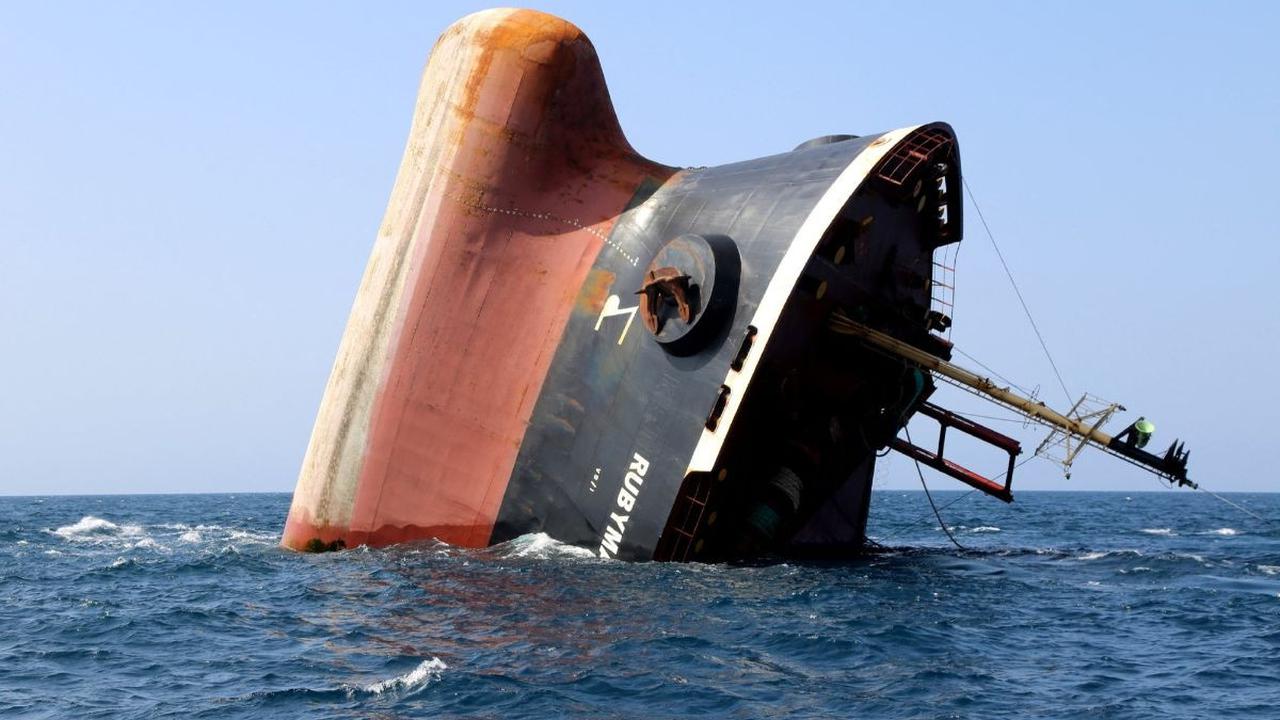 Pemandangan kapal kargo milik Inggris bernama Rubymar yang tenggelam di Laut Merah, pada Kamis (7/3/2024).
