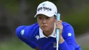 Pegolf Australia, Minjee Lee, mengamati bola saat tampil pada hari kedua Turnamen Golf ISPS Handa Women Australia Open di Adelaide, Australia, Jumat (17/2/2017). (EPA/David Mariuz)