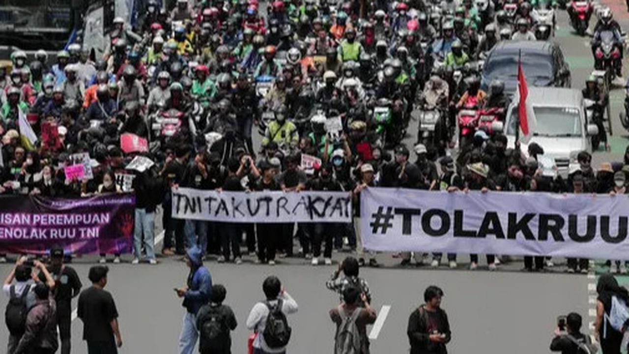 VIDEO: Suasana Terkini Pendemo 'Geruduk' Gedung DPR, Tegas Tolak UU TNI Disahkan!