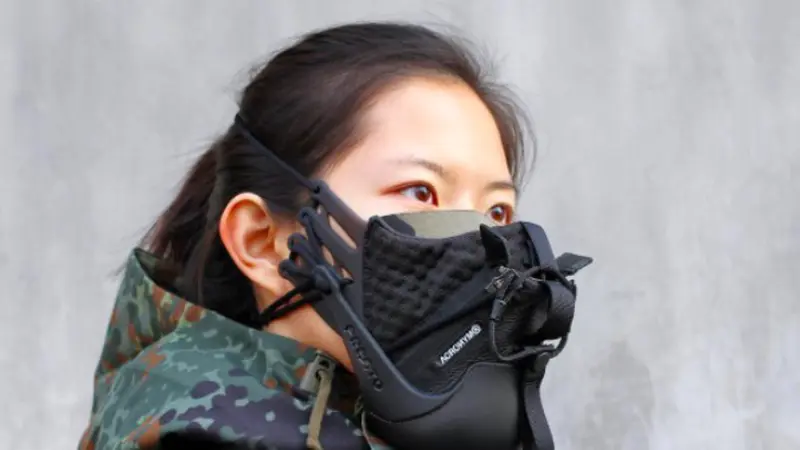 Masker dari Sepatu karya Zhijun Wang