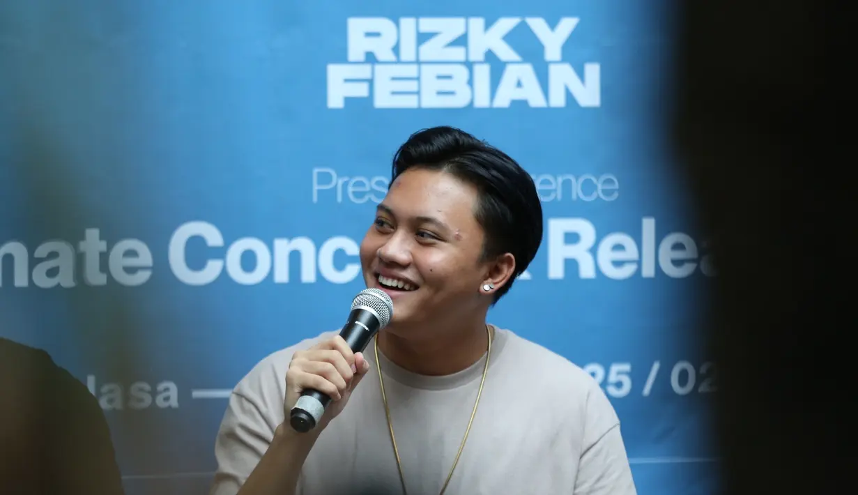 "Semua (anggota keluaga) datang. Adik-adik, ayah, harus semua. Alhamdulillahnya diberikan kelancaran, kosong tanggalnya. (Kolaborasi sama keluarga) Surprise kan. Banyak surprise-nya buat yang nggak tahu,” jelas Rizky Febian. (Daniel Kampua/Fimela.com)