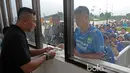 Bobotoh melakukan transaksi pembelian tiket pada loket jelang laga perebutan tempat ketiga Piala Presiden 2017 antara  Persib Bandung melawan Semen Padang di Stadion Pakansari, Bogor, Sabtu (11/3/2017). (Bola.com/Nicklas Hanoatubun)