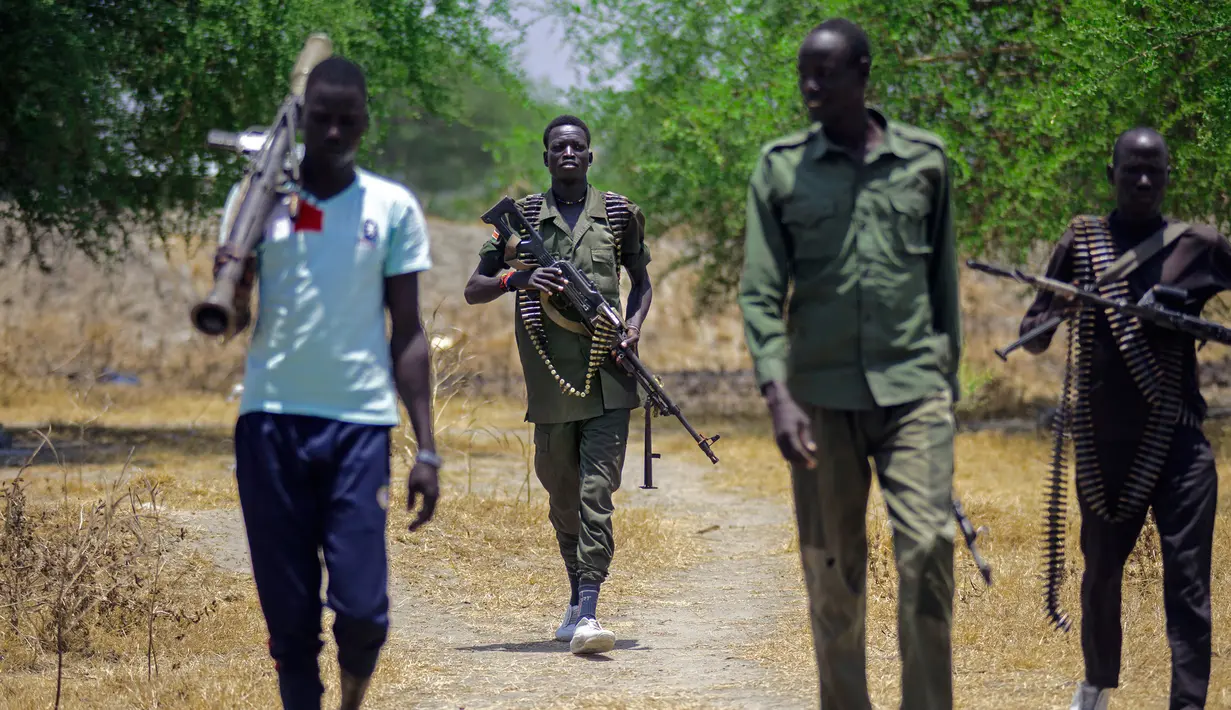 Anggota pasukan oposisi bersiaga di dekat pangkalan mereka di Thonyor, Sudan, Selasa (11/4). Sedikitnya 16 warga sipil tewas dalam pertempuran pada 10 April 2017 antara pasukan pemerintah dan pemberontak di kota Wau. (AFP PHOTO / ALBERT GONZALEZ Farran)