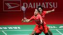 <p>Pebulutangkis ganda putra Indonesia, Leo Rolly Carnando/Daniel Marthin berusaha mengembalikan kok ke arah pasangan Denmark, Kim Astrup/Anders Skaarup Rasmussen pada laga final Indonesia Masters 2024 di Istora Senayan, Jakarta, Minggu (28/01/2024). (Bola.com/Bagaskara Lazuardi)</p>