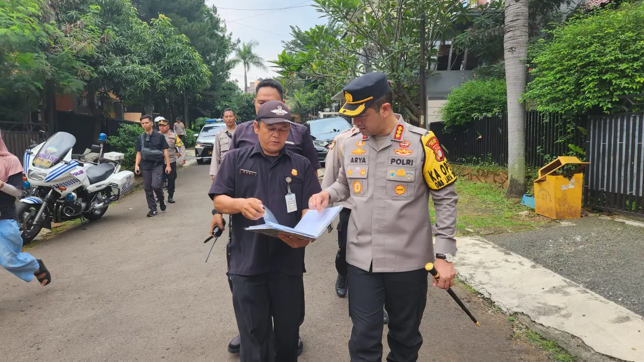 Kapolres Metro Depok saat melakukan pengecekan rumah warga yang ditinggal mudik lebaran di wilayah Sukmajaya, Depok.
