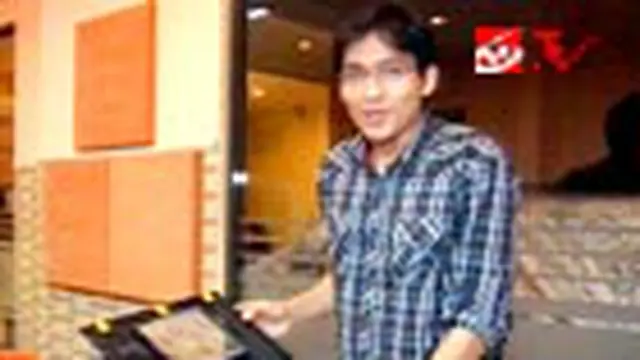 Busyet, Lucky Hakim Pelihara Tomcat