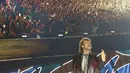 Gaya Vokalis The Rolling Stones, Mick Jagger membawakan lagu saat konser bertajuk "Amerika Latin Ole Tour" di Santiago, Chili (3/2). Fans diberikan kesempatan memilih satu lagu pada konser melalui polling online. (REUTERS/Rodrigo Garrido)