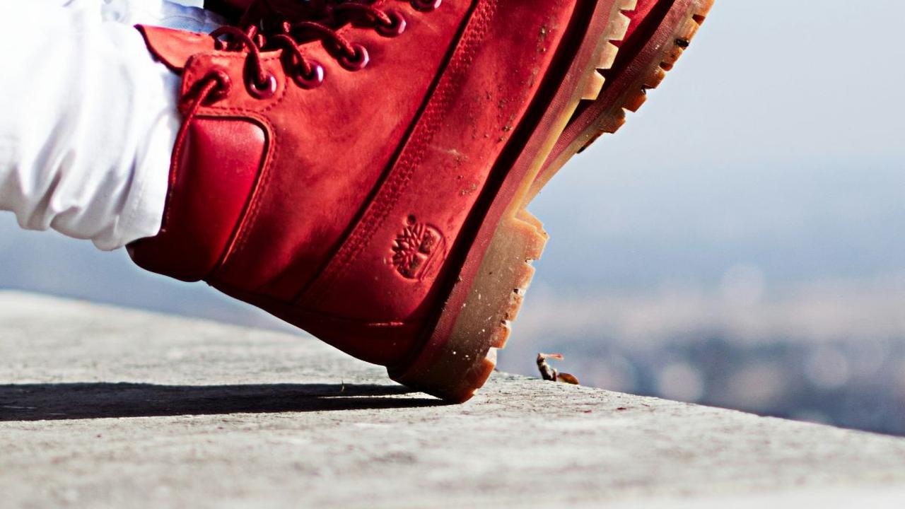 <b>Sepatu dengan Warna Merah</b>