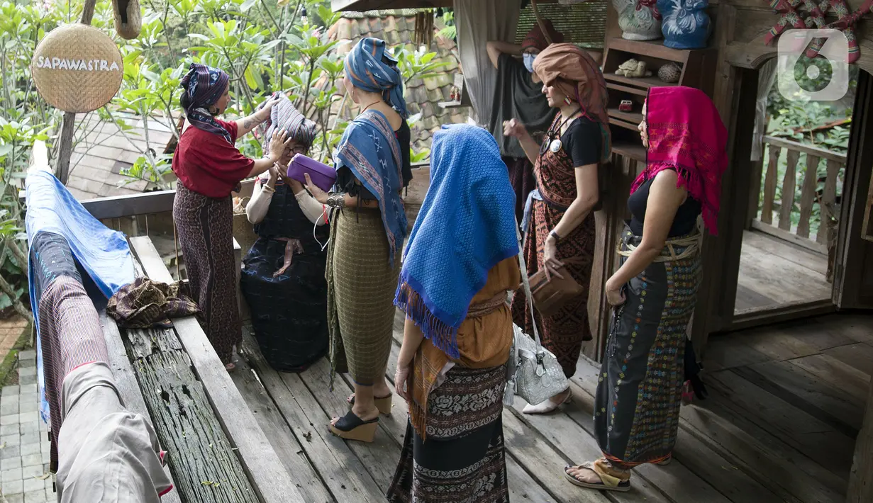 Perempuan lintas komunitas saat kegiatan Sapawastra memperingati Hari Ibu di pelataran Secret Garden Art Space, Depok, Jawa Barat, Rabu (22/12/2022). Kegiatan ini untuk menggugah masyarakat dalam mengenal dan mencintai beragam kain tenun tradisional. (merdeka.com/Arie Basuki)