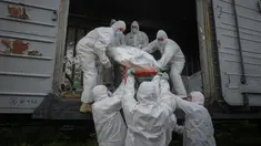 Prajurit Ukraina memasukkan jenazah-jenazah tentara Rusia, yang dikumpulkan setelah pertempuran di wilayah Kiev dan Chernihiv, ke dalam gerbong kulkas kereta api di Kiev, Ukraina pada 13 Mei 2022. Jasad tentara Rusia tersebut dikumpulkan setelah pertempuran di wilayah Kiev dan Chernihiv. Kepala Kerja Sama Sipil-militer Ukraina, Volodymr Lyamzin, mengatakan negaranya bertindak sesuai dengan hukum internasional dan siap untuk mengembalikan jasad-jasad itu ke Rusia. (AP Photo/Efrem Lukatsky)