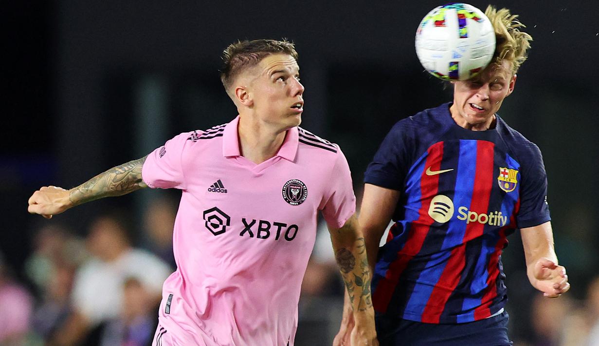 Pada babak kedua, Barcelona mengganti seluruh pemainnya yang bermain di babak pertama. Ousmane Dembele, Sergio Busquets, hingga pemain yang gencar diisukan dengan kepindahannya ke Manchester United, Frenkie de Jong (kanan) diturunkan di awal babak kedua. (AFP/Getty Images/ Michael Reaves)