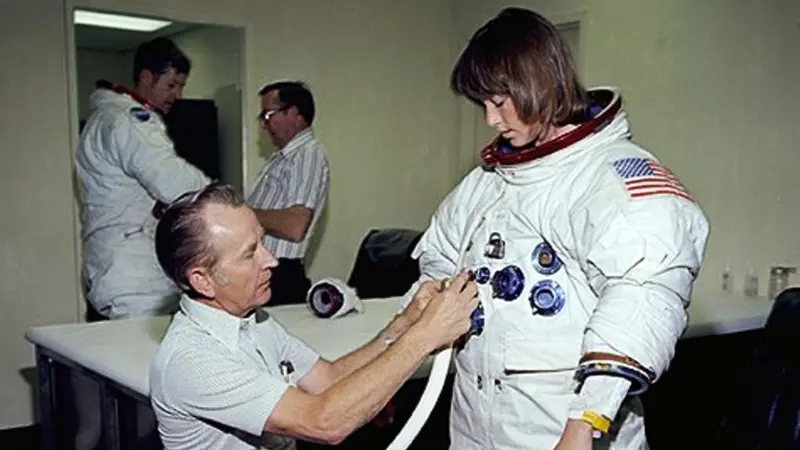 Anna Fisher menjalani STS-51A dengan pesawat ulang-alik Discovery pada 1984, beberapa bulan setelah melahirkan putri pertamanya (Credit: NASA)