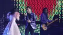 Armada Band saat berkolaborasi dengan Aktris Prilly Latuconsina ketika membawakan lagu Asal Kau Bahagia pada malam puncak HUT ke-27 SCTV di Hall D, Jiexpo Kemayoran, Jakarta, Kamis (24/8). (Liputan6.com/Herman Zakharia)