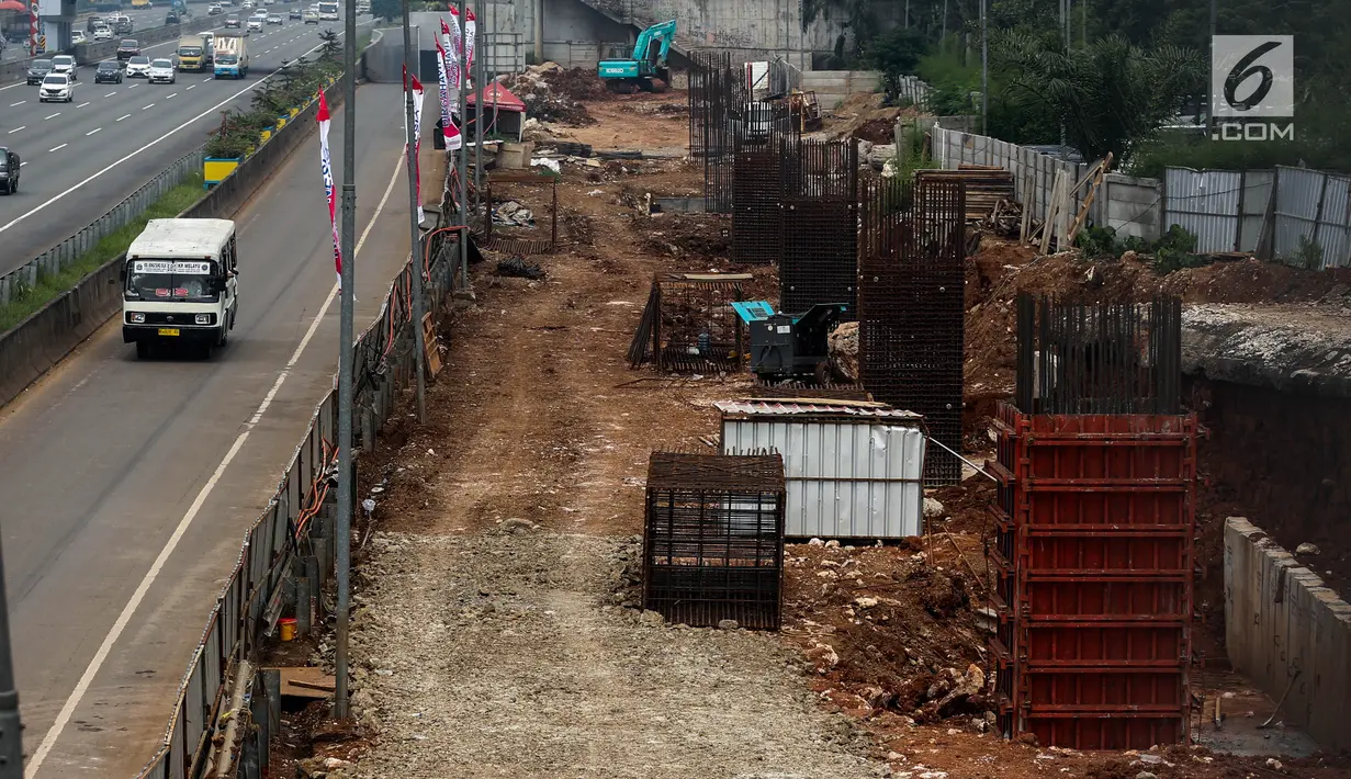 Kondisi proyek pembangunan LRT Cibubur, Jakarta, Senin (13/8). Menurut Menhub progres fisik pengerjaan LRT di Cibubur sudah 40 persen sementara progres pembangunan LRT Jabodebek secara kumulatif mencapai 25 persen. (Liputan6.com/Faizal Fanani)