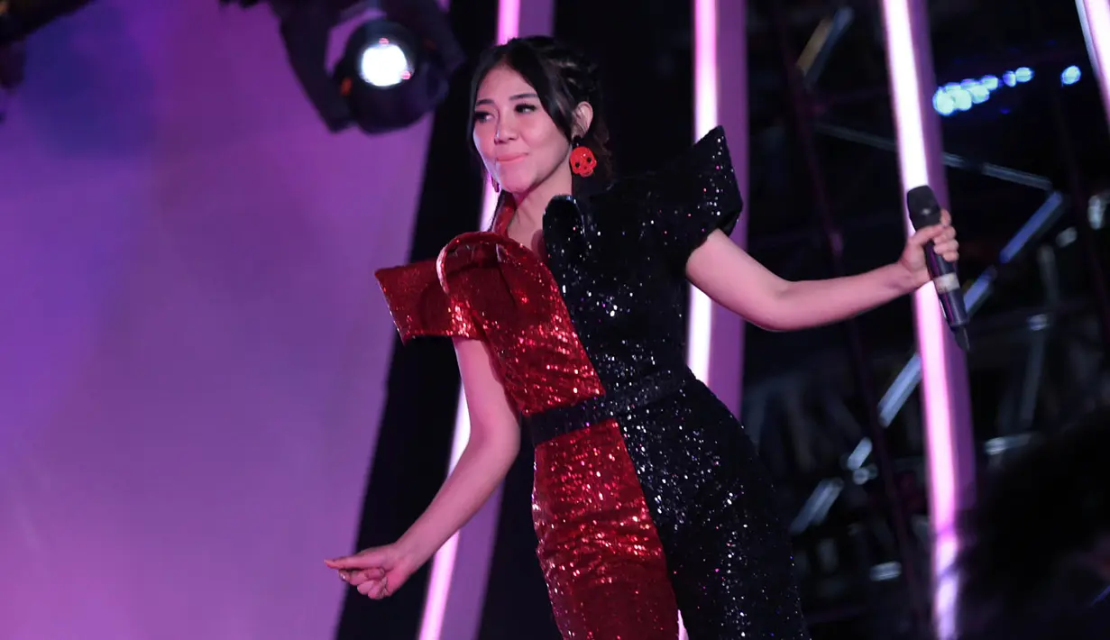 Nama Via Vallen kini sudah setara dengan para penyanyi dangdut senior lainnya. Tak heran jika ia mendapat undangan di berbagai acara, baik di televisi ataupun off air. Dan pastinya rasa lelah terus menghampirinya. (Deki Prayoga/Bintang.com)