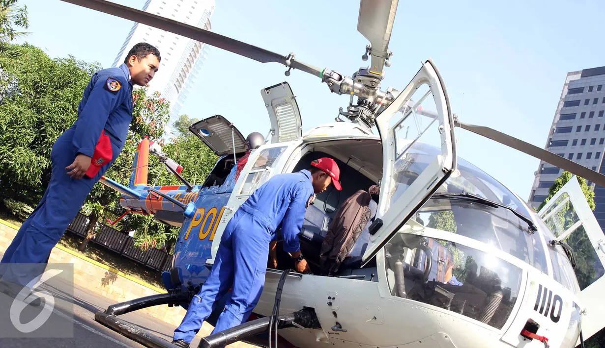 Petugas kepolisian melakukan pengecekan helikopter usai Apel Pasukan Operasi Ketupat Jaya 2015 di Mapolda Metro Jaya, Jakarta, Kamis (9/7/2015). Operasi Ketupat 2015 dilaksanakan 9 sampai 25 Juli 2015. (Liputan6.com/Helmi Afandi)