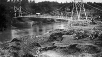 Potret jembatan kabel di atas Sungai Brantas di kediaman Kesamben Kediri Jawa Timur 1922. (Dok. Wikipedia)