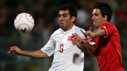 Striker Turki, Hakan Sukur (kiri) berebut bola dengan bek Malta, Brian Said pada laga Grup C Kualifikasi Piala Eropa 2008 di Ta'Qali Stadium, Valletta, Malta (8/9/2007). Hakan Sukur yang telah pensiun sejak Juli 2008 total mengoleksi 19 gol dan 5 assist dari 31 laga saat membela Timnas Turki pada babak kualifikasi Piala Eropa dan bermain dalam dua edisi putaran final Piala Eropa pada 1996 dan 2000. (AFP/Mustafa Ozer)