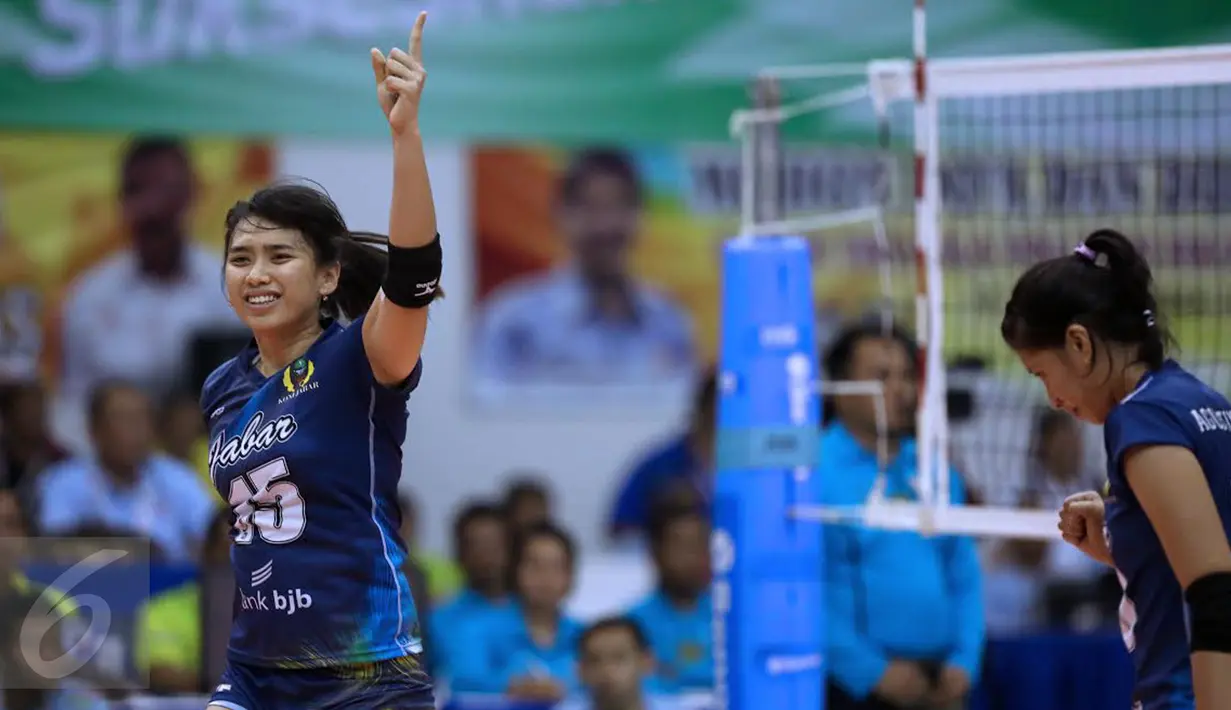 Pevoli Jawa Barat, Yolla Yuliana bersorak saat meraih poin pada laga final PON XIX melawan Jawa Timur di Gelora Sabilulungan Si Jalak Harupat, Kab Bandung, Rabu (28/9). Jawa Barat unggul tiga set 25-16, 25-17, 25-21. (Liputan6.com/Helmi Fithriansyah)