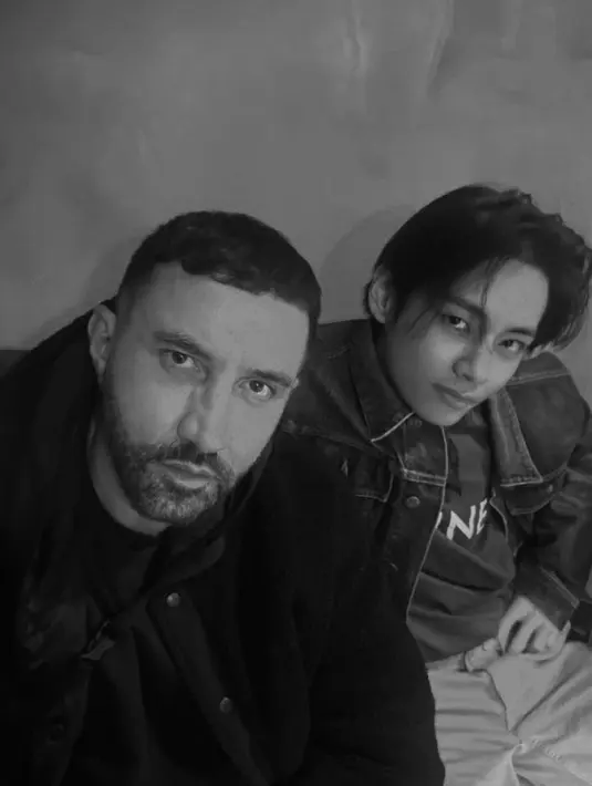 Kim Taehyung alias V BTS terlihat berfoto bersama Riccardo. Foto ini diambil dalam mode hitam putih. (Foto: Instagram/ riccardotisci17)