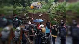 Hujan deras di wilayah Cianjur menyebabkan longsor di jalur Puncak Desa Cibeureum, Cianjur, Rabu (13/1/2016). Akibat longsor tersebut kendaraan yang akan menuju Cianjur atau Bandung dialihkan melalui Sukabumi atau Jonggol   (Twitter/@RTMC_PoldaJabar)
