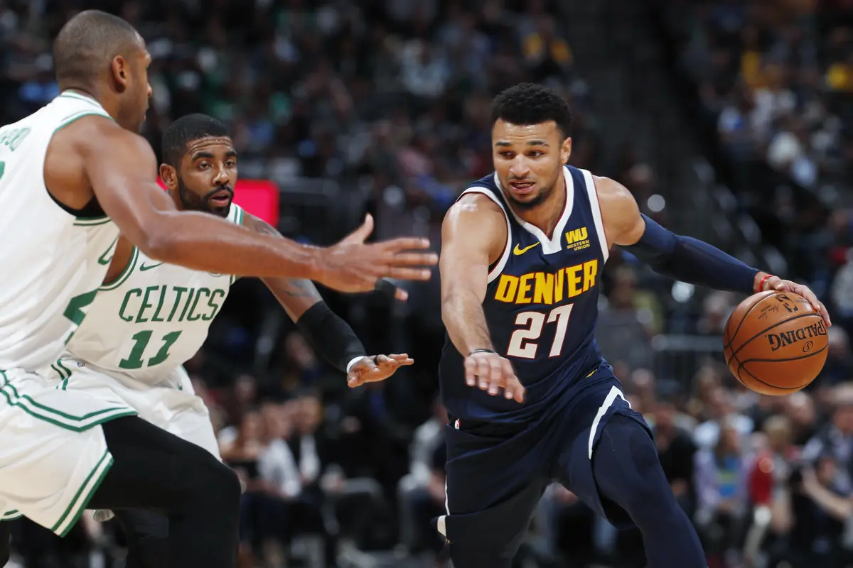 Aksi point guard Nuggets Jamal Murray dijaga dua pemain Celtics pada lanjutan NBA