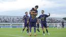 Para pemain Persita merayakan gol yang dicetak oleh Andrejic Aleksa ke gawang Borneo dalam laga BRI Super League 2025/2026 di Indomilk Arena, Tangerang, Banten, Jumat (09/01/2026). (Bola.com/Bagaskara Lazuardi)