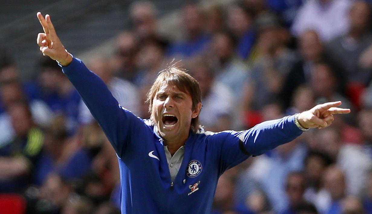 Aksi Antonio Conte dipinggir lapangan layaknya dirigen saat timnya melawan Arsenal pada ajang Community Shield 2017  di Wembley Stadium, London, (6/8/2017). Arsenal menang lewat adu penalti 4-1. (AFP/Kirsty Wigglesworth)