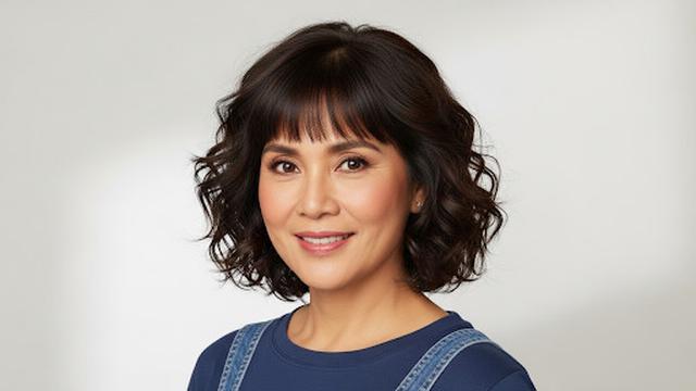 Ear-Length Curly Hairstyle dengan Poni