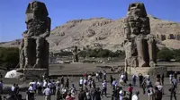 Patung Firaun yang telah hancur berabad yang lalu kembali berdiri kokoh lewat kerja keras tim arkeolog (Foto: foxnews.com)