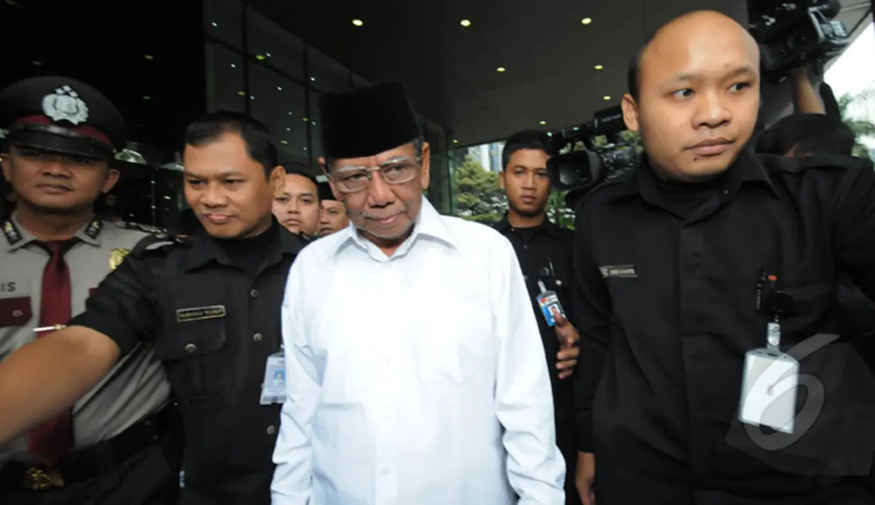 Mantan Ketua Umum PBNU itu bertemu dengan Ketua KPK Abraham Samad. Tujuannya untuk mempercepat suasana harmoni dalam tata negara Indonesia, Jakarta, Jumat (30/1/2015). (Liputan6.com/Herman Zakharia)