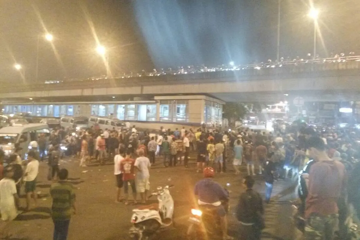 Ledakan terjadi di sekitar Terminal Kampung Melayu, Jakarta Timur. Sumber ledakan hingga kini belum diketahui.