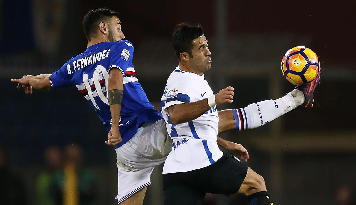 Pemain Sampdoria, Bruno Miguel Fernandes (kiri) menghalau bola dari kejaran pemain Inter Milan, Eder Citadin Martins pada lanjutan Serie A Italia di Luigi Ferraris Stadium, Genoa (30/10/2016). (AFP/Marco Bertorello)
