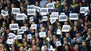 Pedukung Tottenham menganggap Sol Campbell sebagai "Yudas" atau murid dari Yesus yang berkhianat karena pindah ke Arsenal pada laga Liga Premier di Stadion White Hart Lane, Inggris, Sabtu (17/11/2001). (AFP Photo/Odd Andersen)
