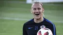 Tawa bek Kroasia, Domagoj Vida saat sesi latihan di Lapangan Luzhniki, Moskow, Rusia, Senin (9/7). Kroasia akan menghadapi Inggris pada laga semifinal Piala Dunia 2018. (Alexander NEMENOV/AFP)