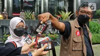 Pegawai KPK yang tidak lolos tes wawasan kebangsaan (TWK) mengumpulkan id card di depan Gedung KPK, Jakarta, Kamis (30/9/2021). 57 + 1 pegawai KPK yang tak lolos TWK untuk alih status ASN diberhentikan dengan hormat per 30 September 2021. (Liputan6.com/Herman Zakharia)