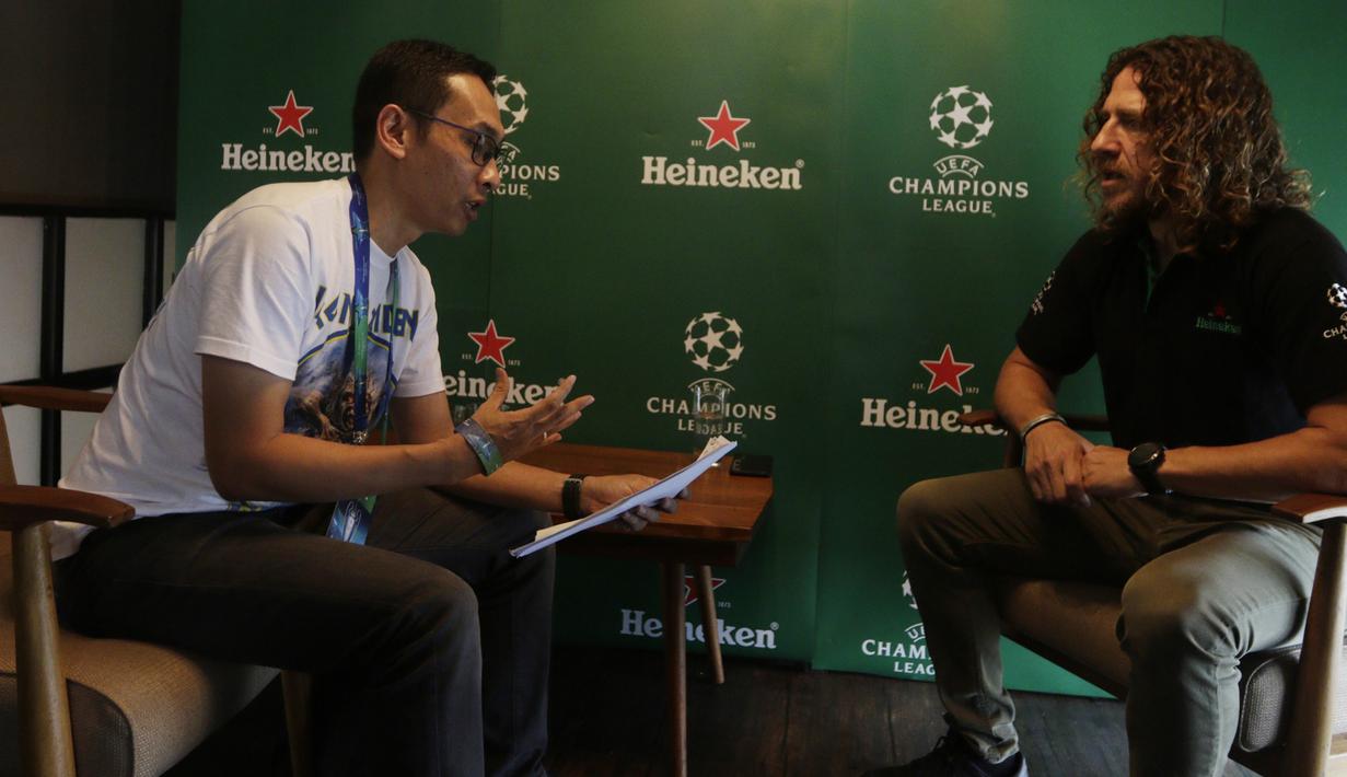 Legenda Barcelona, Carles Puyol, saat interview eksklusif jurnalis Bola.net, Erwin Fitriansyah, di Jakarta, Senin (11/3). Pesepak bola dengan posisi bek itu datang ke Indonesia untuk UEFA Champions League Trophy Tour. (Bola.com/Vitalis Yogi Trisna)
